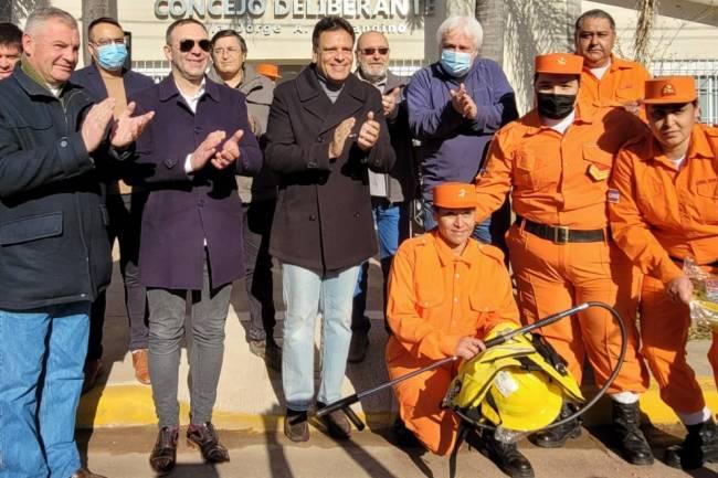 Villa del Dique: Mosquera entregó equipamiento para bomberos y un vehículo de Seguridad Ciudadana