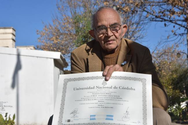 A pesar de las adversidades, con mucho esfuerzo un hombre de 78 años se recibió de médico