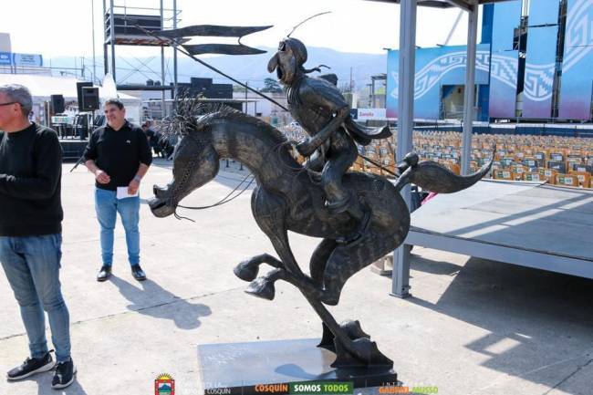 Escultor santafesino  exhibe sus obras en Cosquín 