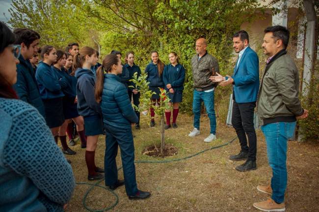 Escuela de Rio Tercero recibió árboles de cítricos 