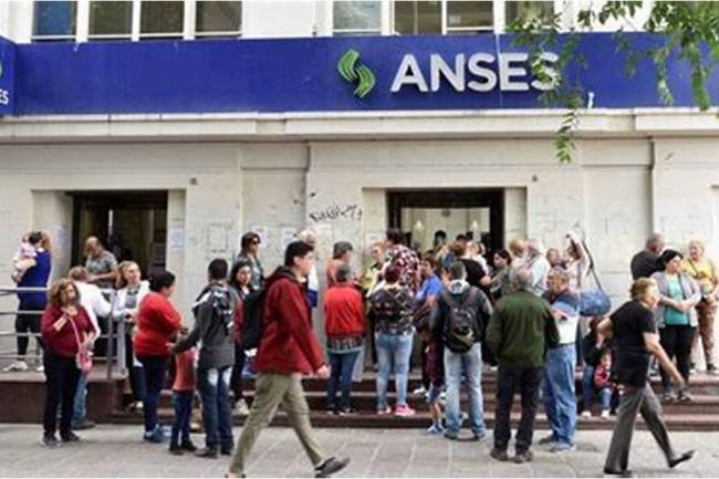 Hoy seguirán las largas colas en los dos domicilios de  ANSES