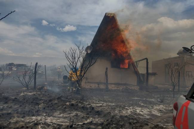 Incendio en Traslasierra: Una vivienda fue afectada por el fuego.