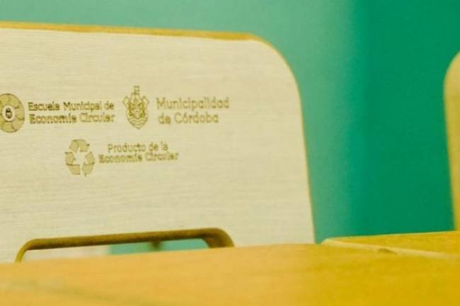 Jardines y escuelas municipales reciben sillas y mesas hechas con material reciclado