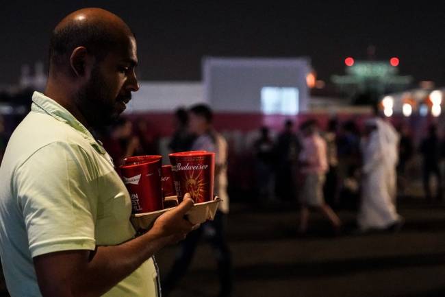 Tomar cerveza en el Mundial, una odisea para los fanáticos en Qatar