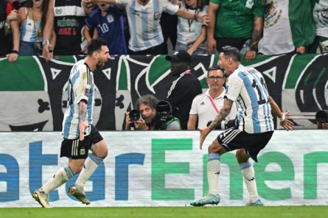 ARGENTINA SIGUE EN CARRERA, GRACIAS A DOS GOLAZOS