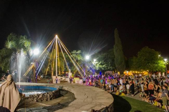 Saldán encendió las luces del arbolito en la Plaza Central.