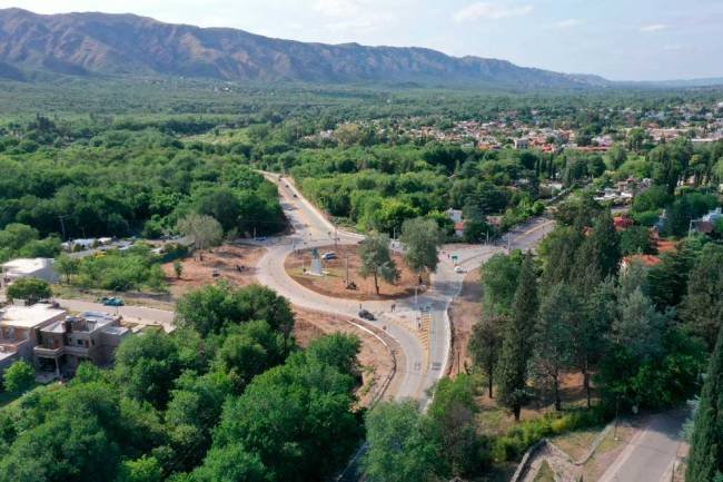 Schiaretti habilitó obras viales y entregó viviendas en Cosquin