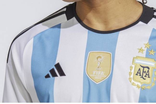 La camiseta de la Selección argentina con las tres estrellas se agotó en pocas horas
