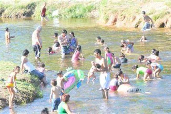Los turistas en Córdoba se refrescan en los ríos serranos