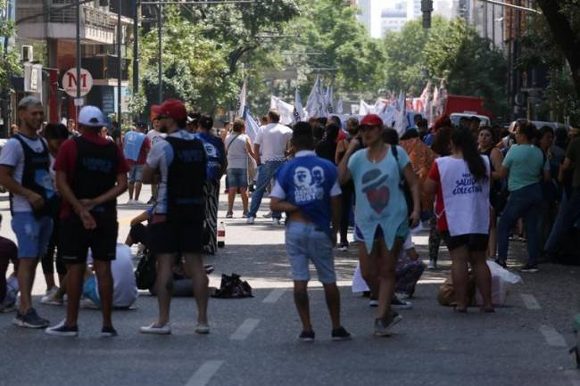 Incidentes en Córdoba en marcha por reclamos de planes