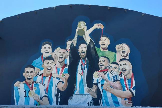 Sorprende el mural realista dedicado a los campeones del mundo en Estación Juarez Celman