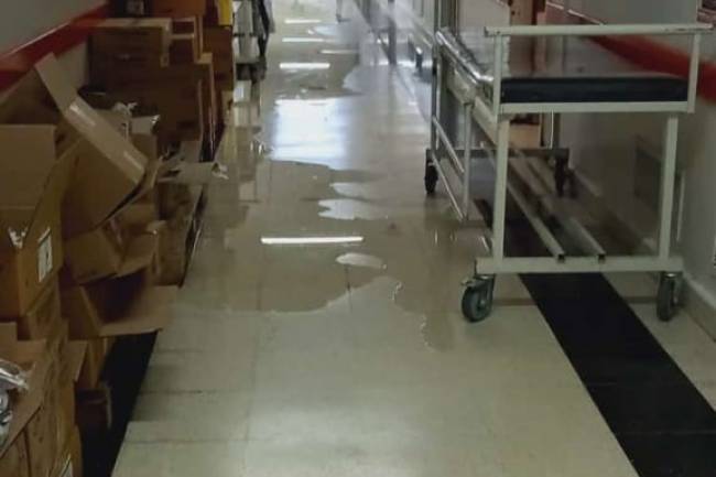 Salas del Hospital Misericordia bajo el agua después de las lluvias.