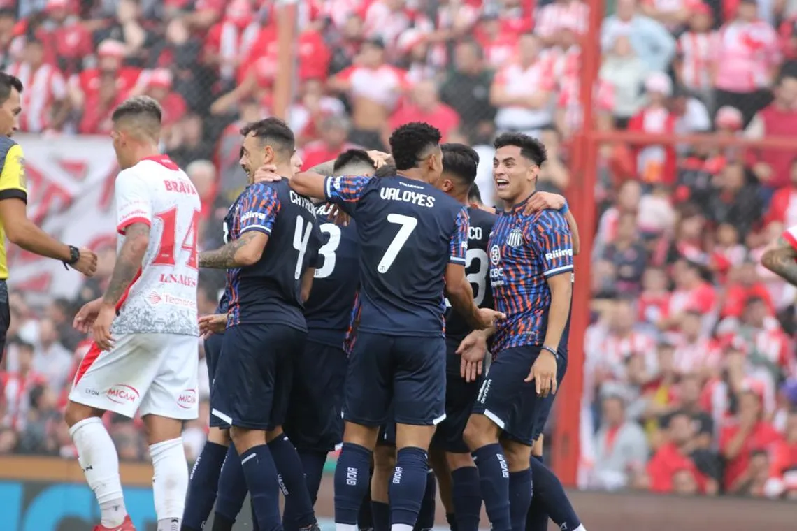 Talleres goleó a Instituto y se quedó con el clásico