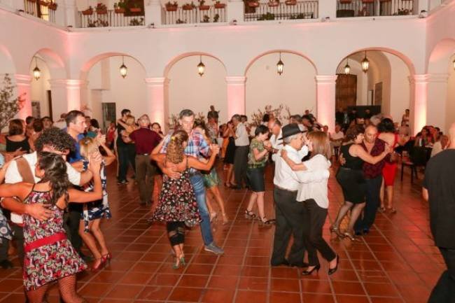 Invitan a sumarse  los viernes al “Patio de Tango”