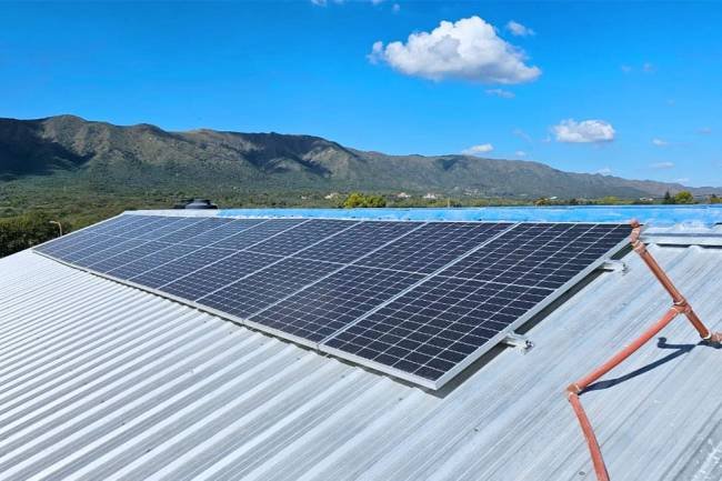  Para compensar la huella de carbono del Cosquín Rock, instalan paneles solares en una escuela