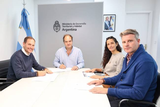 Martín Gill firmó contratos para el inicio de construcción de las 300 viviendas