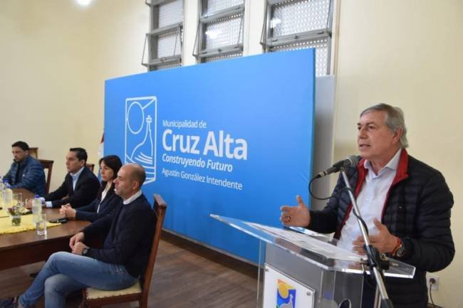 Carlos Massei visitó Cruz Alta para entregar créditos y escrituras sociales