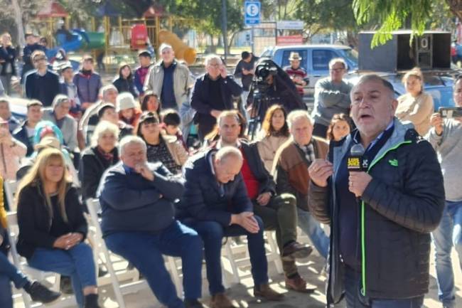 Luis Juez se reunió con vecinos de la Capital y criticó al Gobierno