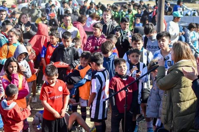 Más de 700 personas participaron de un encuentro de escuelas de futbol