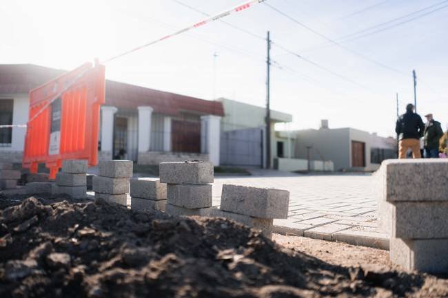 Avanzan obras de adoquinado