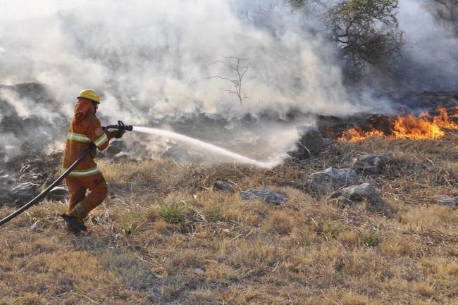 En Potrero de Garay, el fuego no da tregua a los bomberos