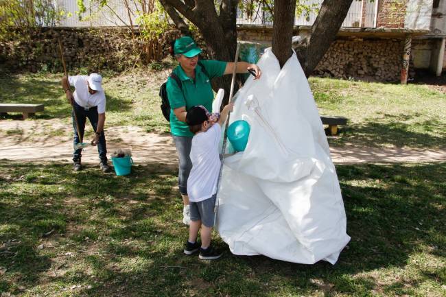 Un gran número de voluntarios se sumaron a limpiar la Costanera