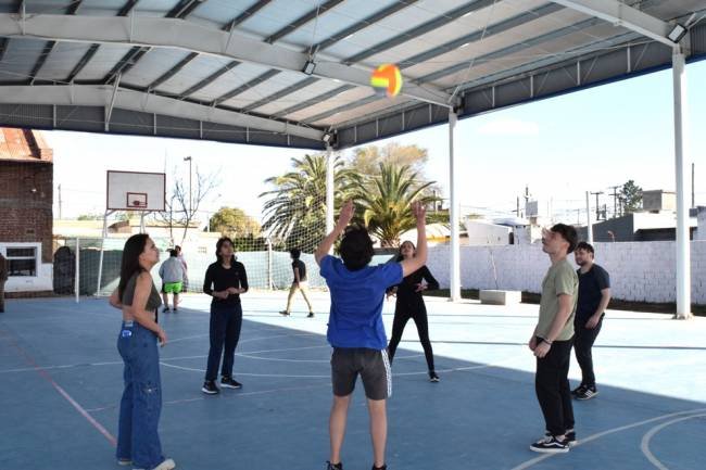 Coronel Moldes celebró un nuevo aniversario con la inauguración de un polideportivo