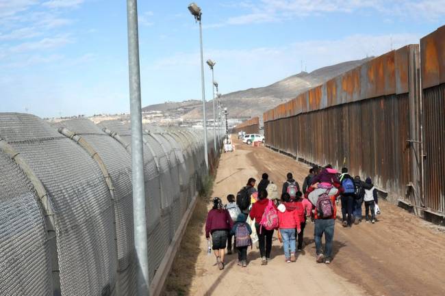 EE.UU.: El presidente Biden ordenó ampliar el muro fronterizo que separa con México