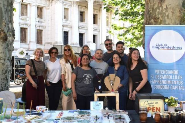 Feria del Libro 2023:Emprendedoras lucieron sus creaciones en un espacio propio