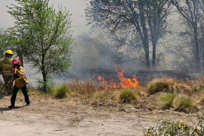 En tres zonas de la Provincia, los bomberos intentan contener incendios