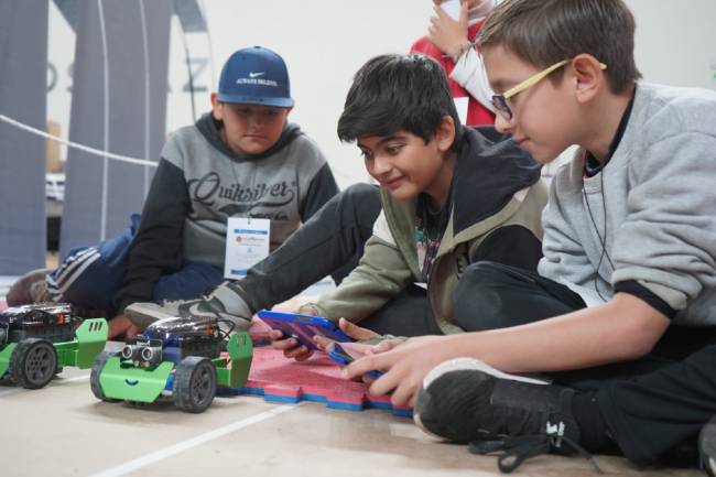En Villa Carlos Paz, miles de estudiantes intercambiaron experiencias innovadoras en robótica y programación