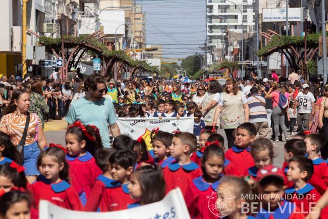 Una multitud celebró con mucha alegría los 347 años de Bell Ville