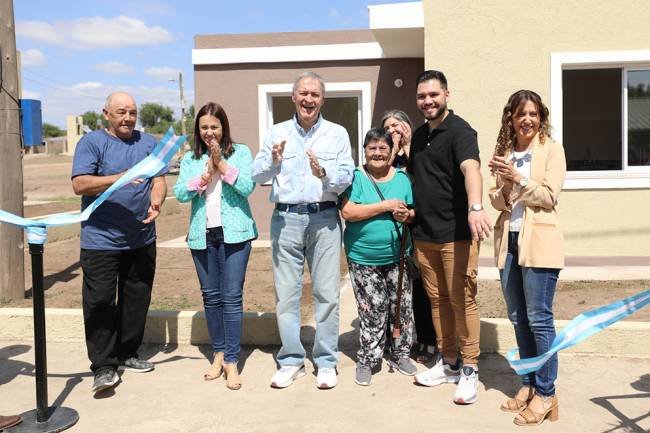 En Despeñaderos, Schiaretti entregó viviendas, escrituras sociales y créditos