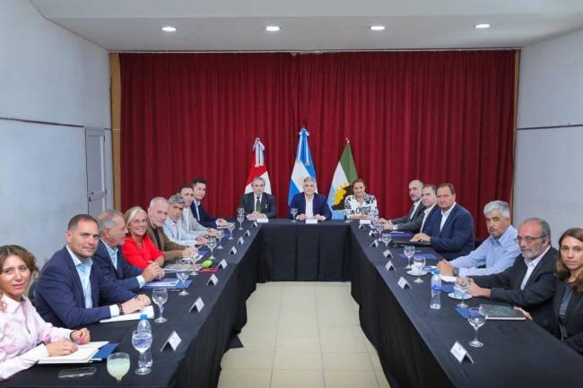 Por primera vez, Llaryora se reunió con su gabinete completo