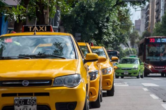 Prolongan la vida útil de las unidades de taxis y remises que vencían a fin de año 