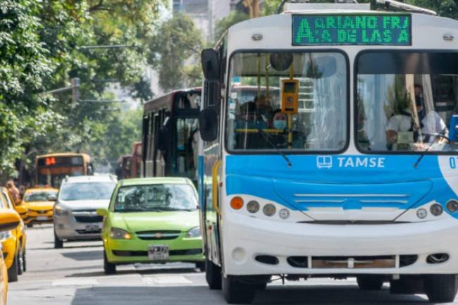 Por derrumbe de calzada, hay desvío de tránsito en Vélez Sársfield y Pueyrredón