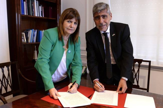 El ministro Quinteros firmó un convenio con Patricia Bullrich