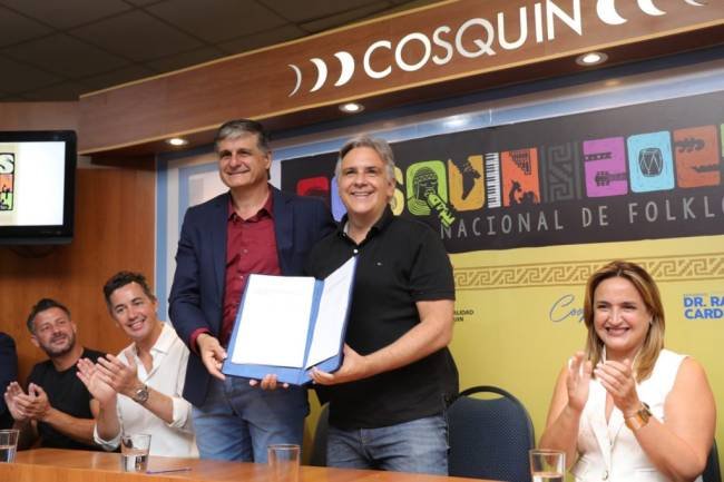 Cosquín: Llaryora entregó aportes al Festival Nacional del Folclore