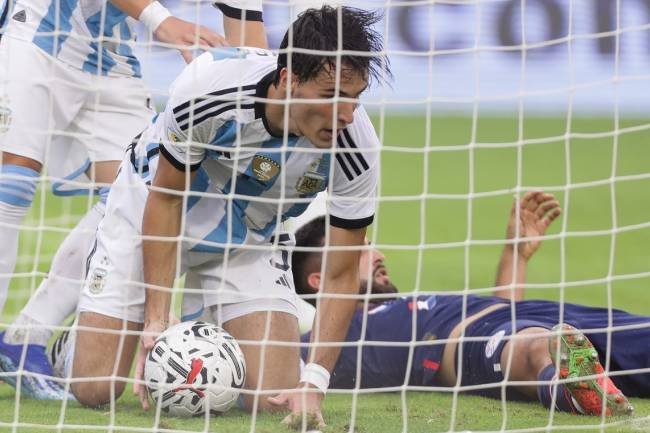 Preolímpico: Argentina sufre, no convierte lo que genera y atrás marca mal