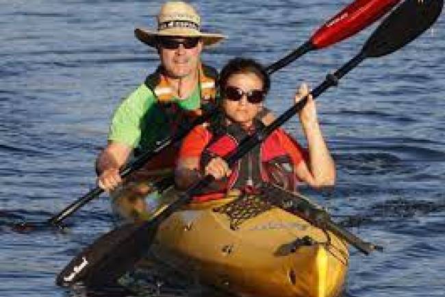 Proponen una divertida aventura en kayaks para enamorados