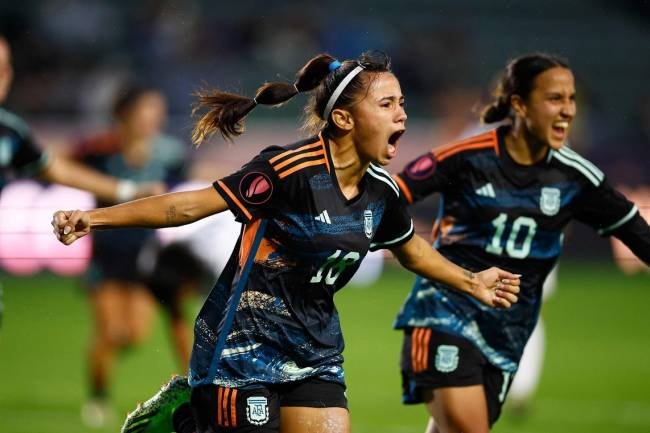 Las chicas de la selección de fútbol reaccionaron a tiempo