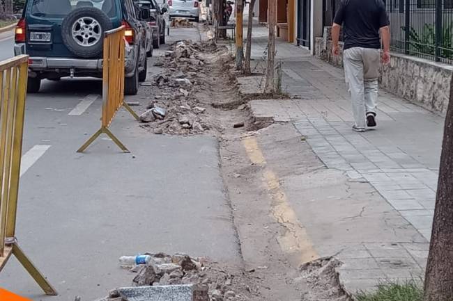 Continúan las mejoras en las veredas de Unquillo
