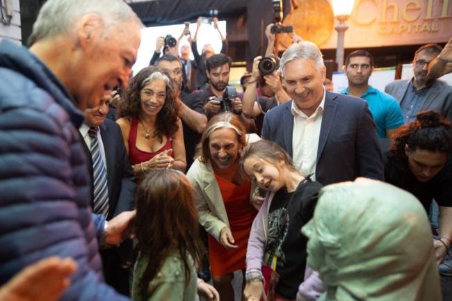 Llaryora y Schiaretti inauguraron la escultura de Sonia Torres