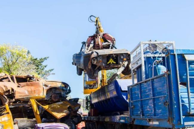 Continúan compactando vehículos en desuso que se destinará a la Economía Circular
