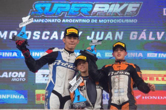 Gran debut de jóvenes bellvillenses en torneo argentino de motociclismo