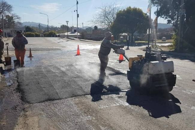 Avanzan las tareas de bacheo en las calles de La Calera