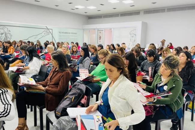 Entregan 10 mil libros para jardines de infantes y salas cuna