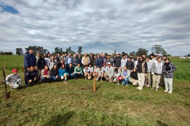 Estudiantes del IPEA 209 plantan árboles como cortina forestal