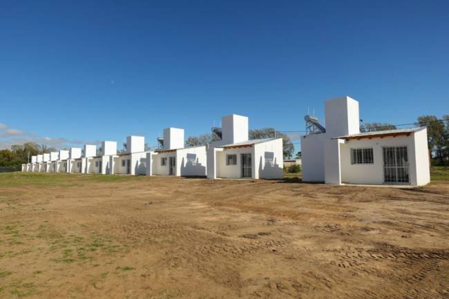 En un emotivo acto, familias de Colonia Caroya recibieron las llaves de su nuevo hogar