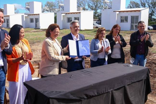 Martín Llaryora y Paola Nanini entregaron 24 viviendas en Colonia Caroya